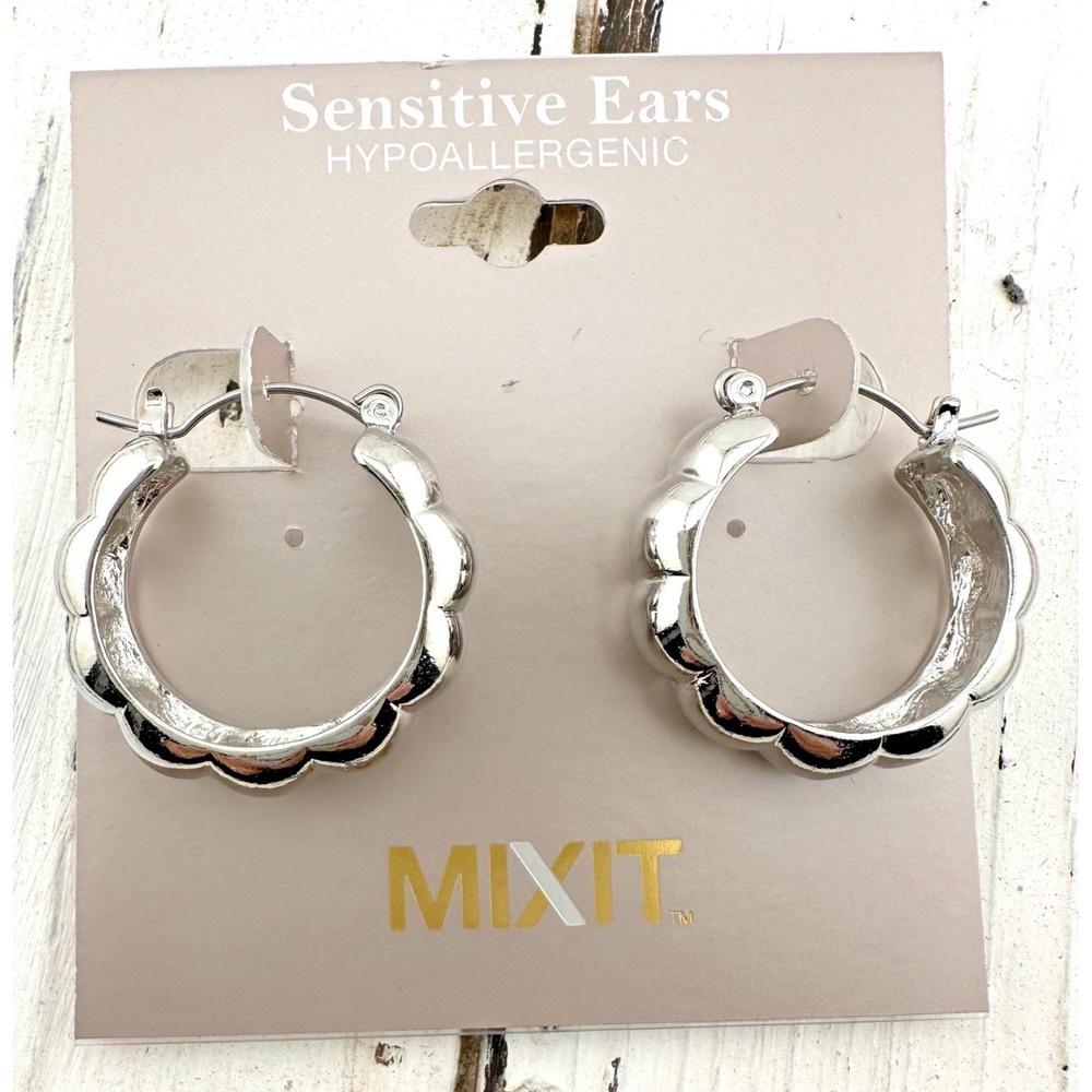 MIXIT Scalloped Hoop Earrings Silver‎ Tone 1" NEW Hypoallergenic - Picture 2 of 4